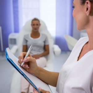 Doctora explicando resultados de exámenes de control preventivo a paciente femenina