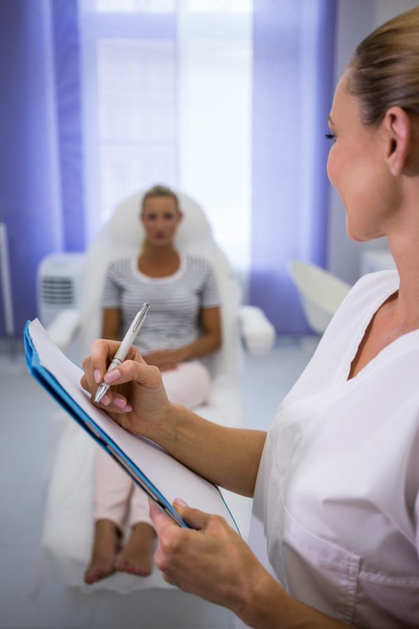 Doctora explicando resultados de exámenes de control preventivo a paciente femenina
